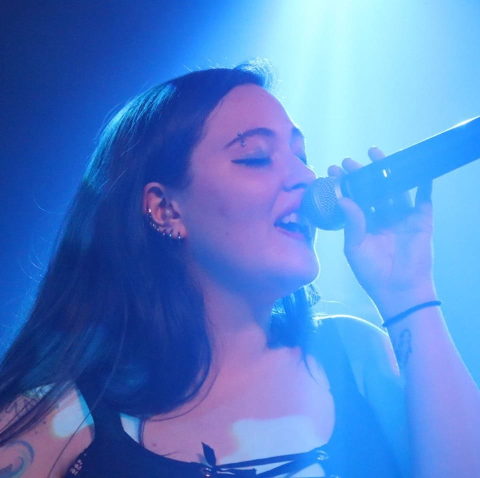 Frost Tayla - Lead Vocalist performing live